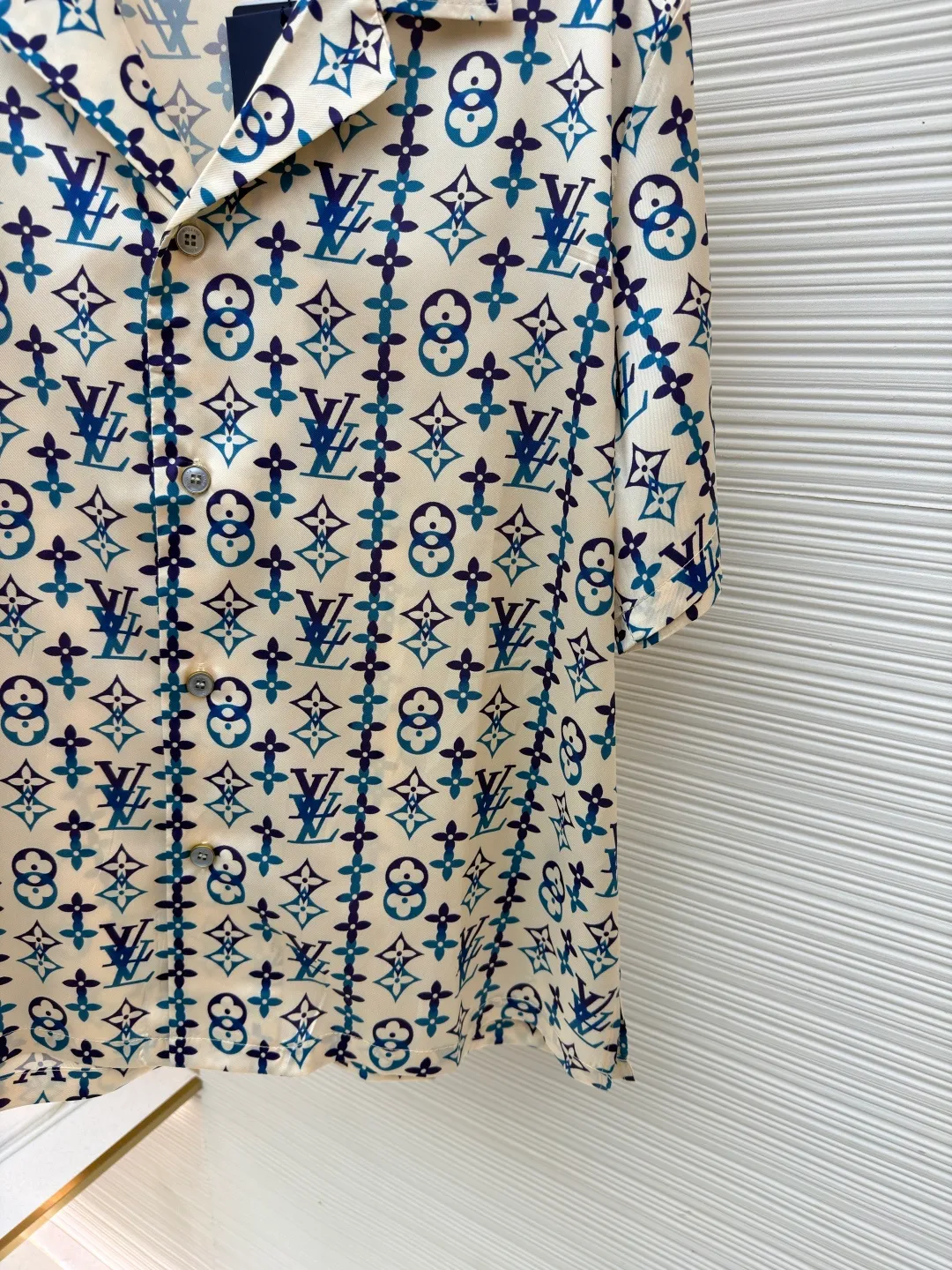 LOUIS VUITTON Overlap pattern printed mulberry silk short-sleeved shirt ●Original version: purchased and developed by 14997 ●Item number: 1682513-A50 ●Fabric: cotton fabric ●Technology: printing production ●Color: apricot ●Version: fitted version ●Weight: about 175 grams ●Size: S-M-L-XL ●Description: This LOUIS VUITTON's all-over presbyopia short-sleeved shirt is made of high-count silk blended fabrics. The fabrics are smooth and soft to the touch after pre-washing. They have good breathability and drape, and are comfortable to wear without restraint. The classic presbyopia pattern printed all over the body is made using digital direct printing technology. The colors are distinct and the pattern is precise. It is not easy to fade or smudge after high-temperature fixation treatment. The presbyopia elements are neatly arranged to show brand recognition. The shirt is designed with a Cuban collar, the neckline is smooth and natural, and the buttons at the placket are made of custom mother-of-pearl buttons, which have a warm and shiny texture. The overall cut is a loose silhouette, the shoulder joints are straight and fine, the cuffs are designed with short sleeve cuffs, customized accessories and three labels are complete, and the details and craftsmanship show the level of luxury. It is suitable for various wearing scenarios such as leisure vacations and daily outings. The overall wiring is straight and delicate, the fabric is comfortable and soft, and the color is consistent without color difference. It can be matched with the same style to create a fashionable look and control various occasions. Customized accessories, complete with three standards, same style for men and women!